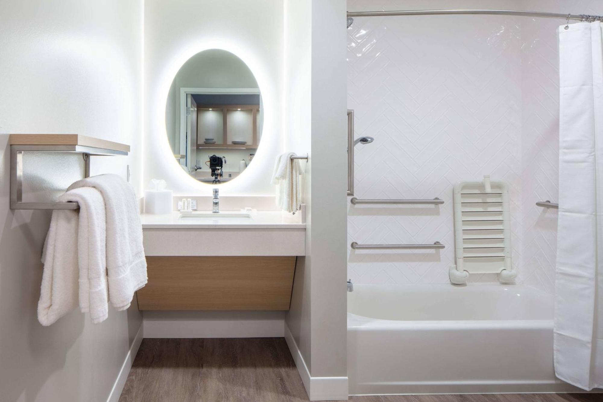 Towneplace Suites By Marriott Milwaukee West Bend Exteriér fotografie