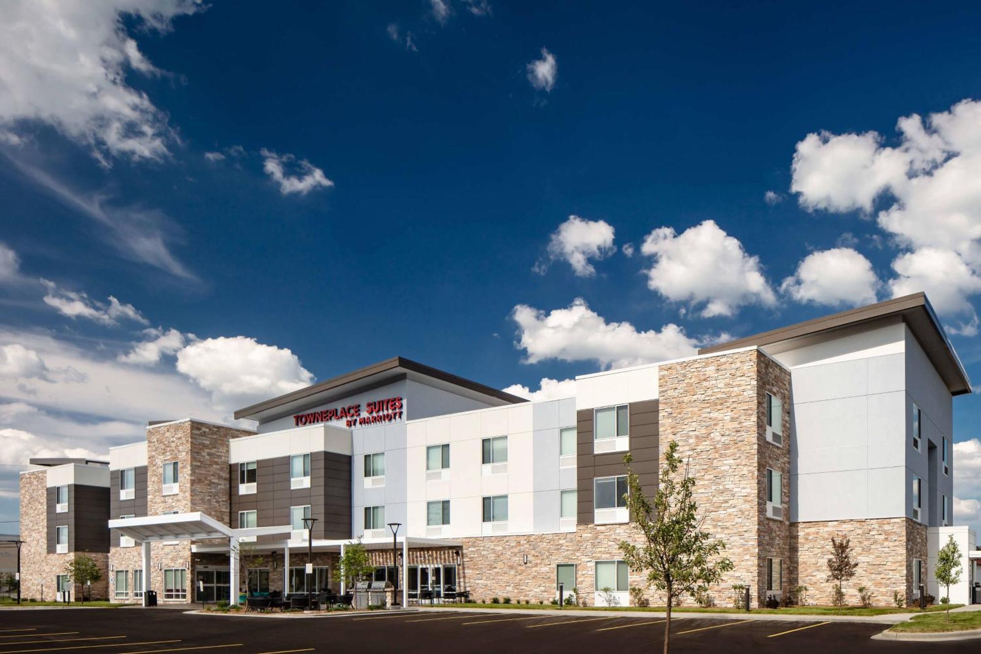 Towneplace Suites By Marriott Milwaukee West Bend Exteriér fotografie