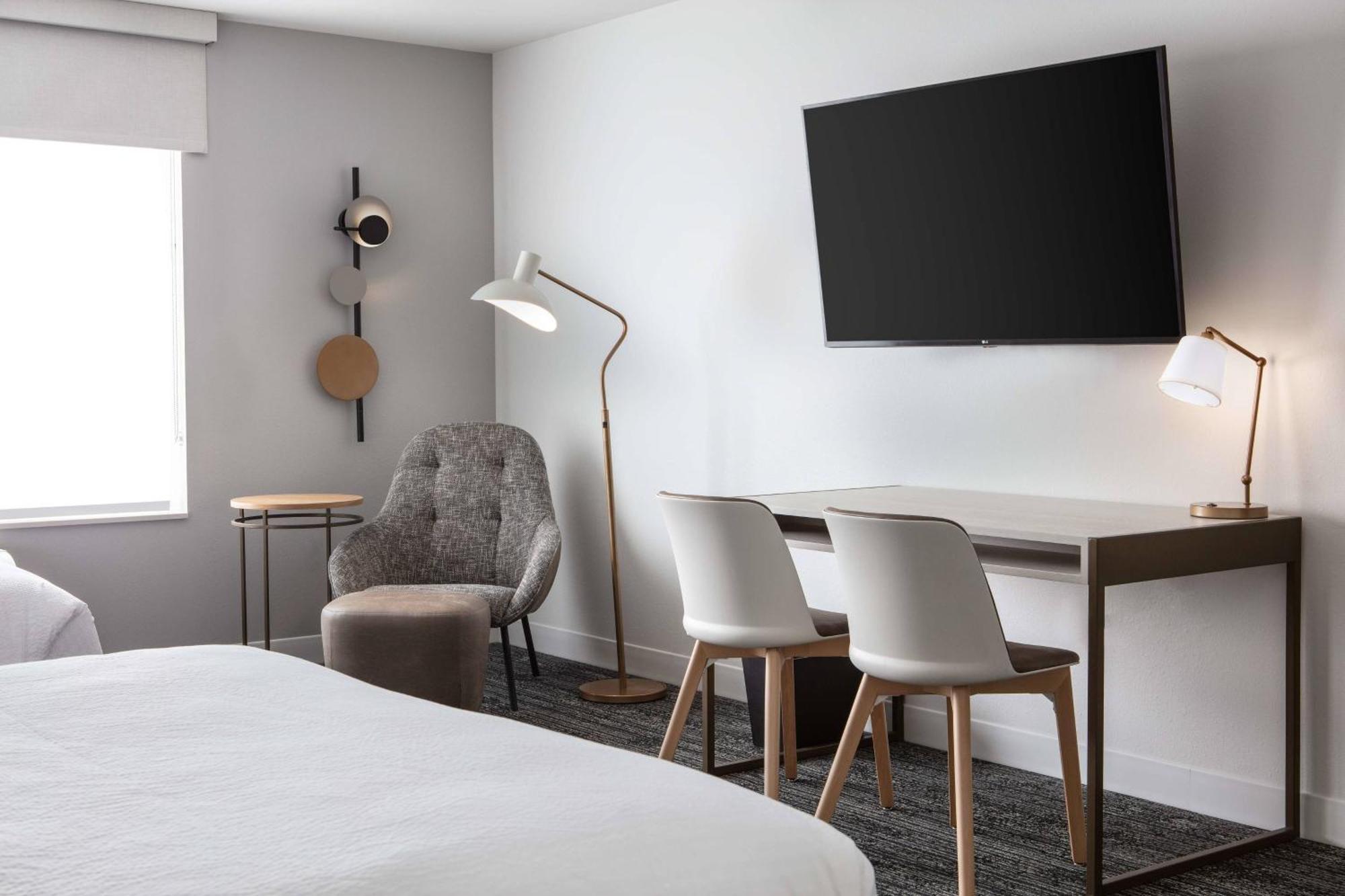 Towneplace Suites By Marriott Milwaukee West Bend Exteriér fotografie